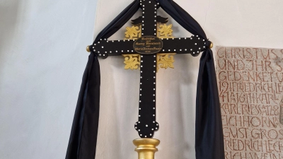 Der Ziernagelbesatz des Untermichelbacher Kruzifixes sticht mit seinen über 200 weißen Porzellanperlen hervor. (Foto: Pfarramt/Simeon Prechtel)