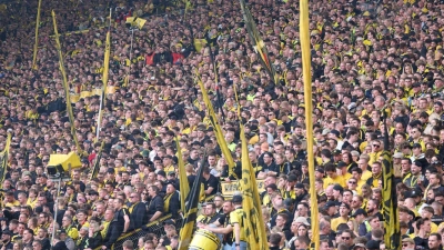 BVB-Fans schweigen infolge eines medizinischen Not-Einsatzes im Stadion (Foto: Bernd Thissen/dpa)