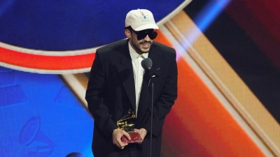 Bad Bunny nimmt den Preis für das beste Urban Music Album während der 2025 Latin Grammys entgegen. (Archivbild) (Foto: Chris Pizzello/Invision/AP/dpa)