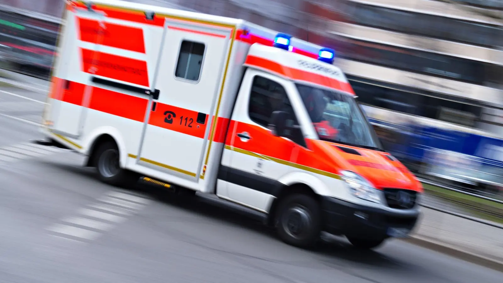 Bei einem Zusammenstoß von zwei Autos in Unterschwaningen wurde eine 71-jährige Beifahrerin mittelschwer verletzt und musste ins Krankenhaus transportiert werden. (Symbolbild: Julian Stratenschulte/dpa)