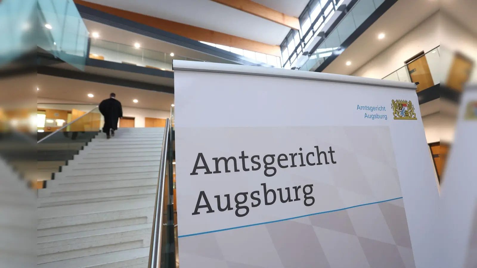 Weil er bei einem AfD-Sommerfest den Holocaust geleugnet haben soll, musste ein 64-Jähriger in Augsburg vor Gericht. Letztlich wurde er aber freigesprochen. (Symbolbild) (Foto: Karl-Josef Hildenbrand/dpa)