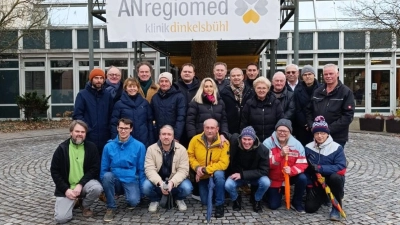 Der Dinkelsbühler Stadtrat vor dem Eingang der Klinik in der Crailsheimer Straße. Das Gremium fordert vehement den Erhalt der Krankenhäuser in Rothenburg und Dinkelsbühl. (Foto: Anke Steinacker)