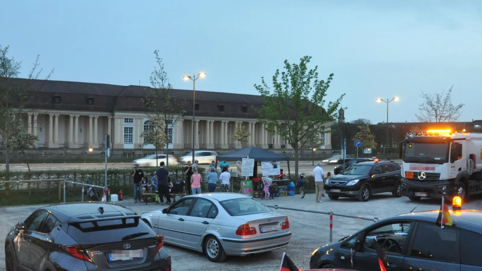 Nach ihren Sternfahrten treffen sich die Protestierenden auf der Hofwiese wie an diesem Montag. An einem Infostand gab es eine Kundgebung und Gedrucktes.  (Foto: Jonas Volland)