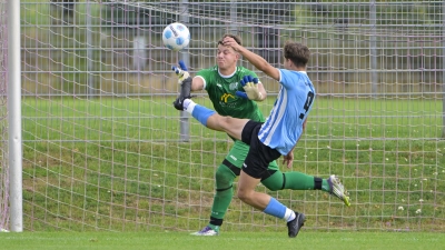 Drei Tore erzielte Ben Keßler (blaues Trikot) für Ornbau beim Sieg in Mosbach. Links Max Hähnlein, Torhüter der Gastgeber. (Foto: Martin Rügner)
