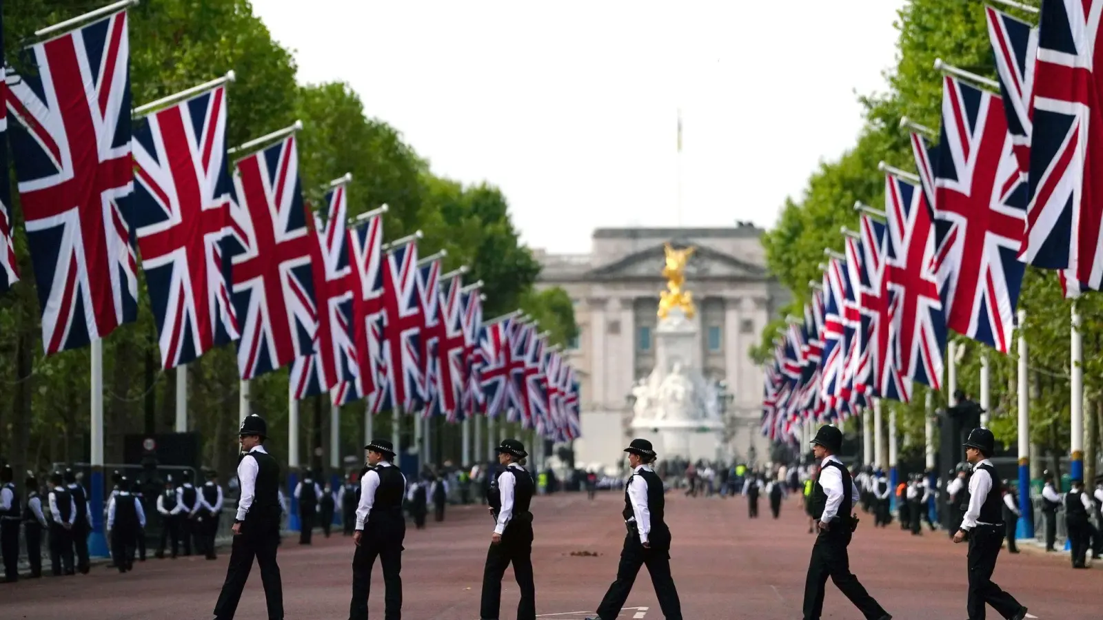 Polizisten versammeln sich entlang der Mall vor der feierlichen Prozession des Sarges von Königin Elizabeth II. vom Buckingham Palace zur Westminster Hall. (Foto: Victoria Jones/PA Wire/dpa)