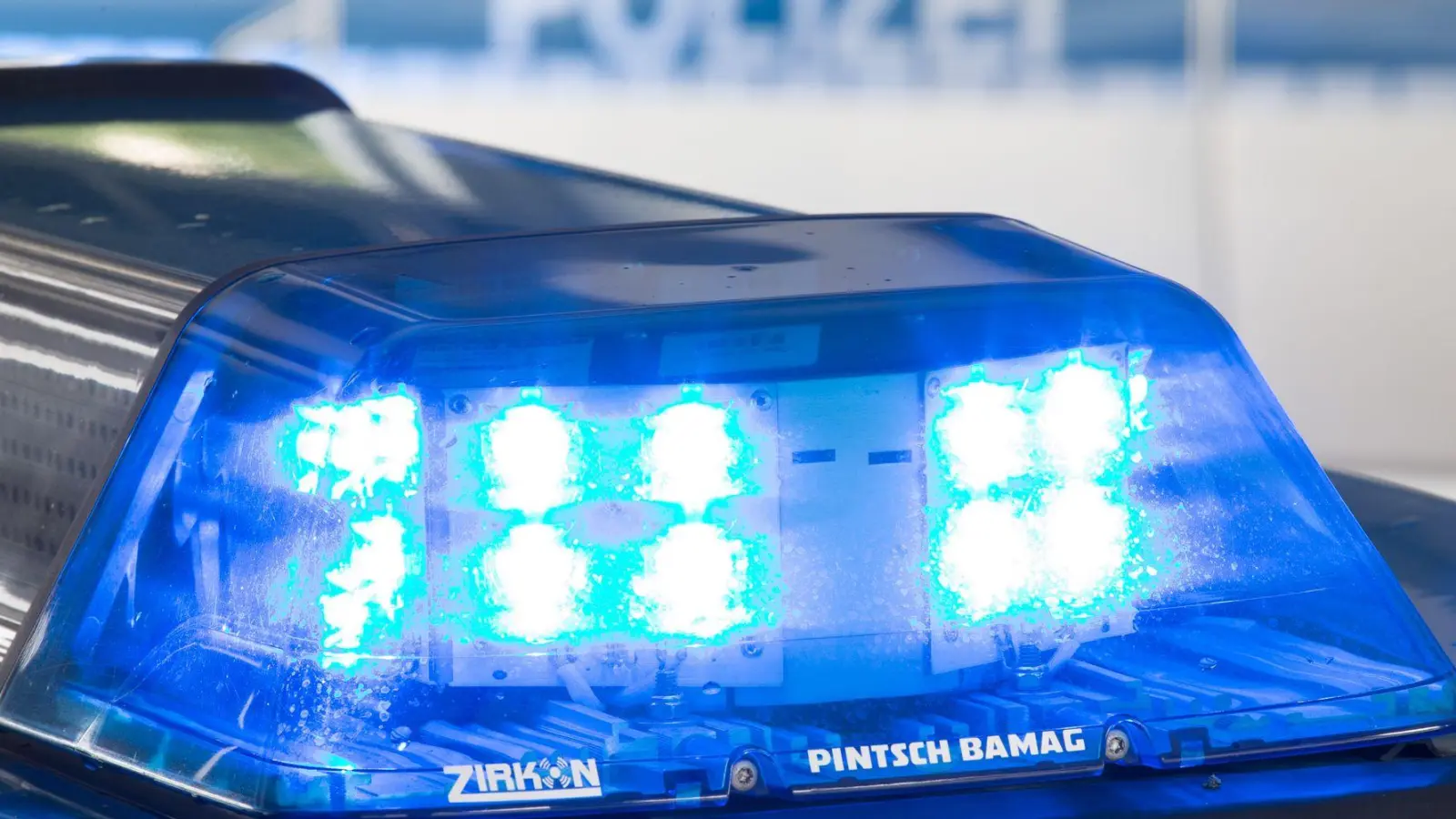 Mit fast drei Promille fährt ein 17-Jähriger auf einem E-Rollstuhl eine Parkbank an. (Symbolbild)  (Foto: Friso Gentsch/dpa)