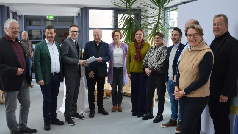 Landrat Dr. Christian von Dobschütz nahm aus den Händen von Leader-Koordinator Ekkehard Eisenhut (Dritter und Vierter von links) den offiziellen Förderbescheid für den Landkreisturm auf der Landesgartenschau entgegen. Das schlichte Papierstück hat einen Gegenwert von 300.000 Euro.  (Foto: Patrick Lauer)