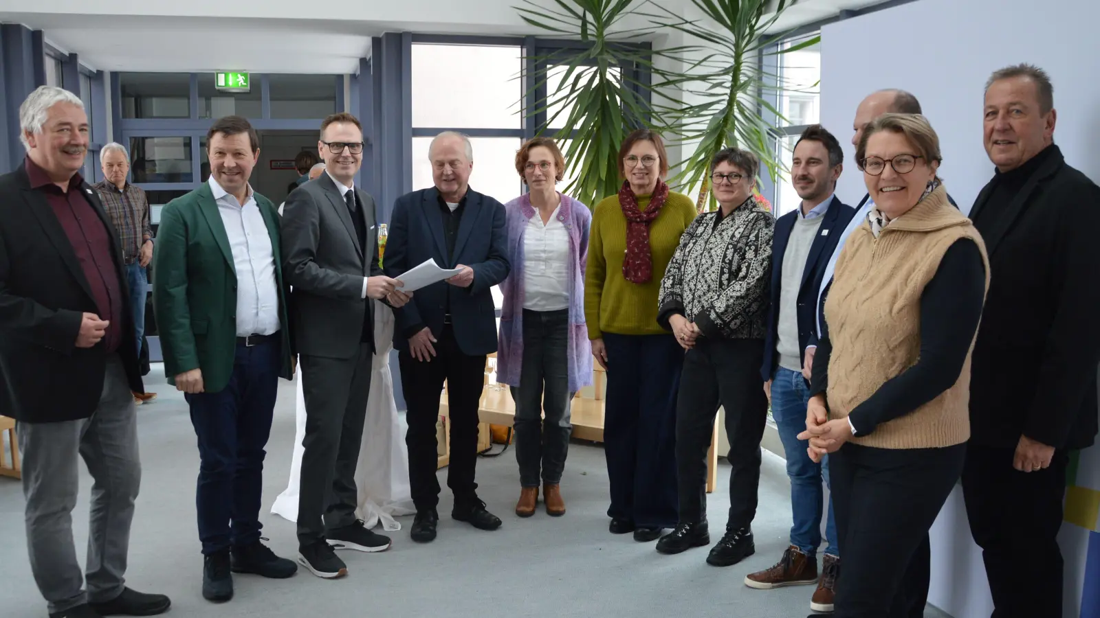 Landrat Dr. Christian von Dobschütz nahm aus den Händen von Leader-Koordinator Ekkehard Eisenhut (Dritter und Vierter von links) den offiziellen Förderbescheid für den Landkreisturm auf der Landesgartenschau entgegen. Das schlichte Papierstück hat einen Gegenwert von 300.000 Euro.  (Foto: Patrick Lauer)