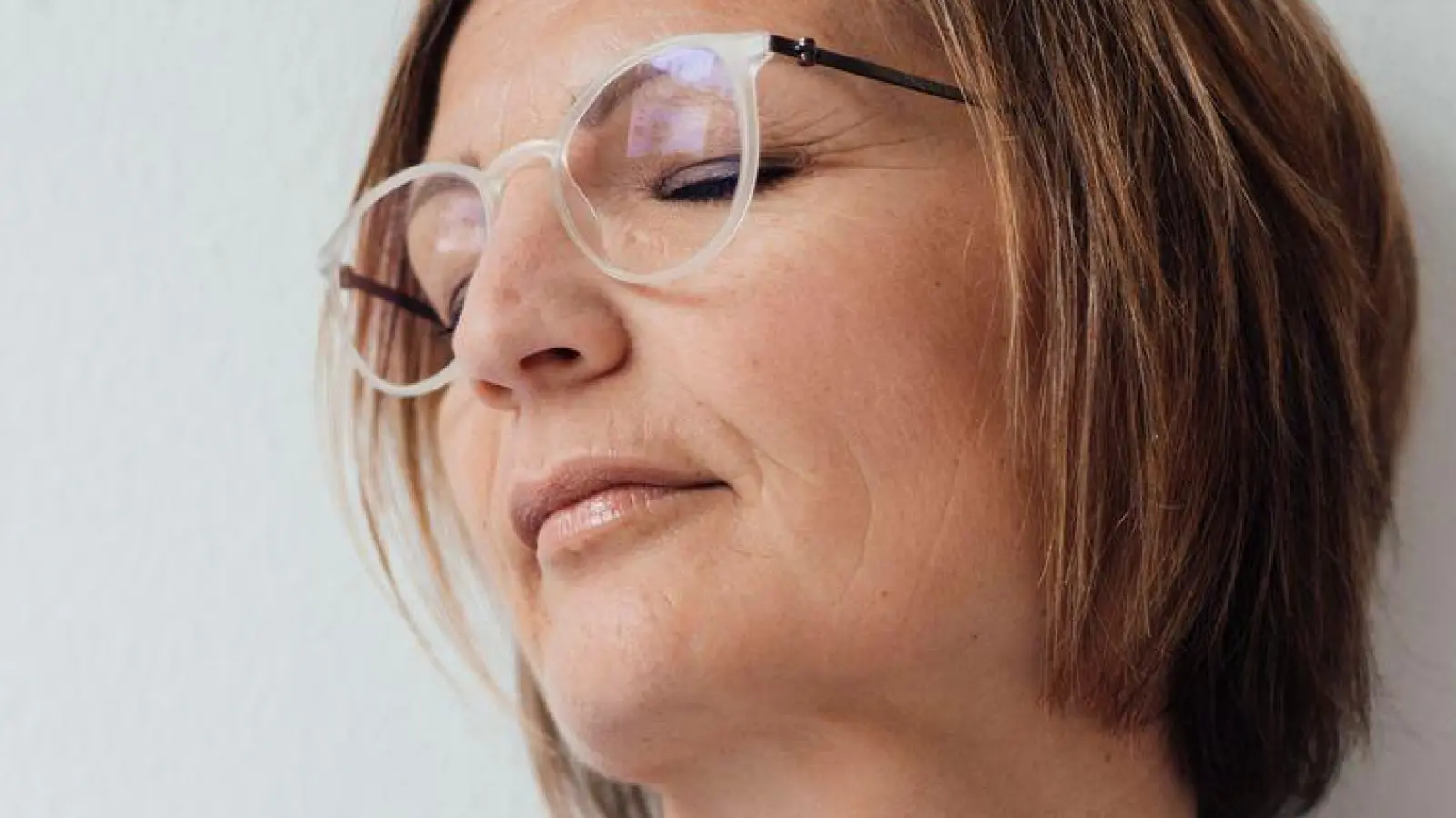 Die Wand im Rücken gibt Stabilität: Wer im Beruf mit starken Emotionen konfrontiert ist, sollte sich erst mal sammeln. (Foto: Joseffson/Westend61/dpa-tmn)