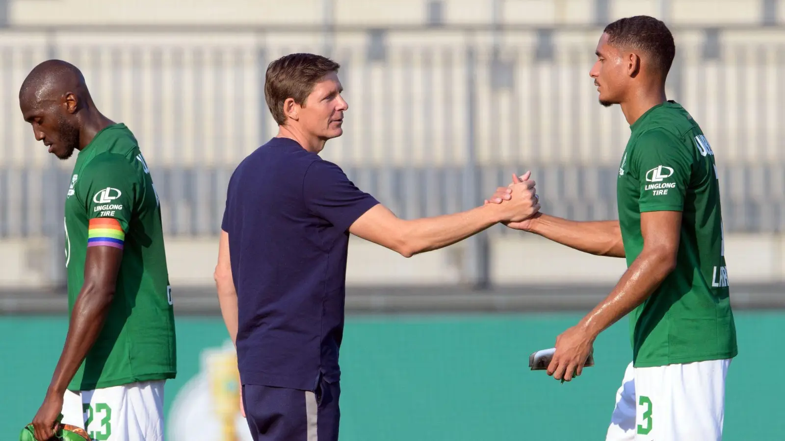 Bald wieder vereint? Der frühere Wolfsburg-Trainer Oliver Glasner möchte den VfL-Verteidiger Maxence Lacroix zu Crystal Palace in die englische Premier League holen. (Foto: Soeren Stache/dpa-Zentralbild/dpa)