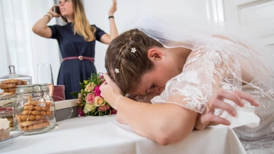 Ist dieser Schritt überhaupt der richtige? Zweifel und Bedenken packen rund um den Hochzeitstag nicht nur Bräute. (Foto: Christin Klose/dpa-tmn)