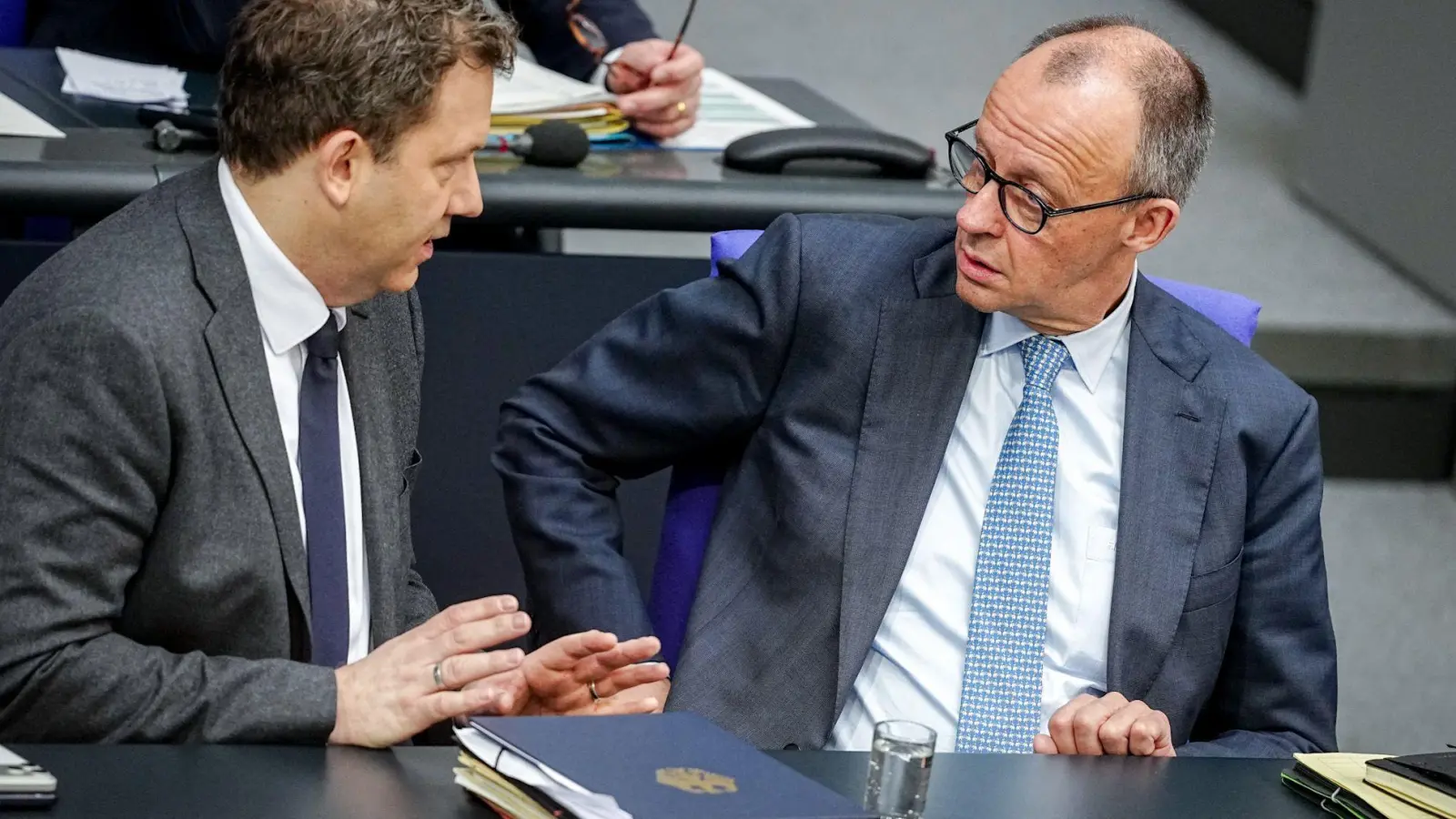 Bundeskanzler Friedrich Merz (r., CDU) und Vizekanzler Lars Klingbeil (SPD) treffen sich am Dienstag mit den Spitzen der Koalition zu Beratungen im Koalitionsausschuss.  (Foto: Kay Nietfeld/dpa)