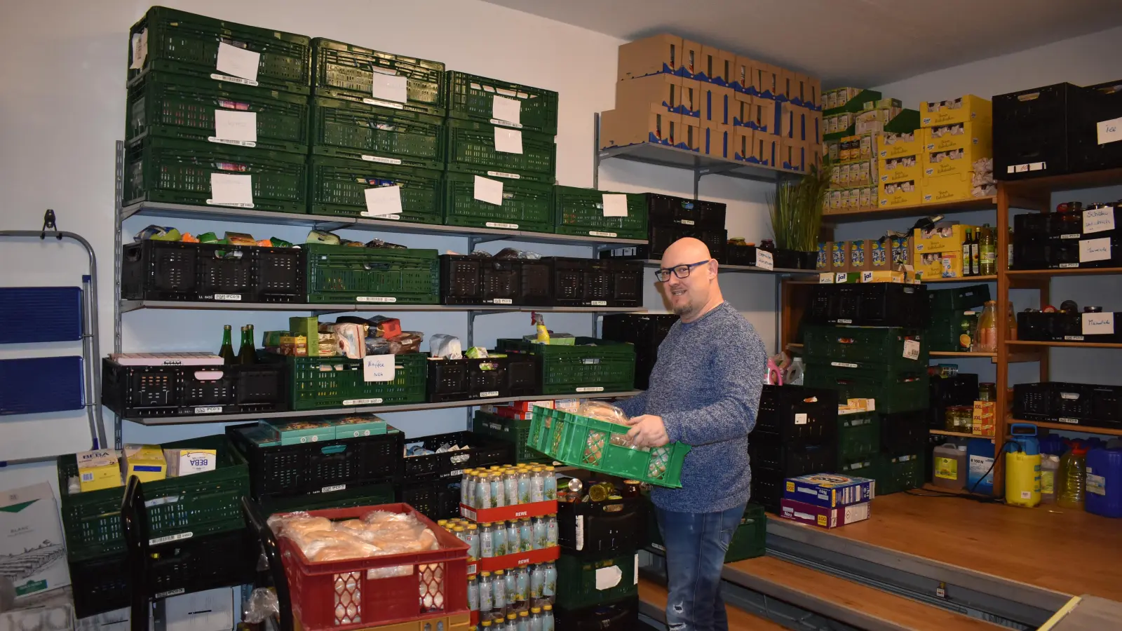 Thomas Nicol räumt einige der Spenden ein, die im Lager der Tafel in Neustadt angeliefert wurden. (Foto: Niephaus)