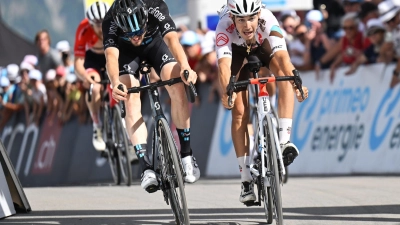 Setzte sich auf der Moosalp hauchdünn durch: Nico Denz (l). (Foto: Gian Ehrenzeller/KEYSTONE/dpa)