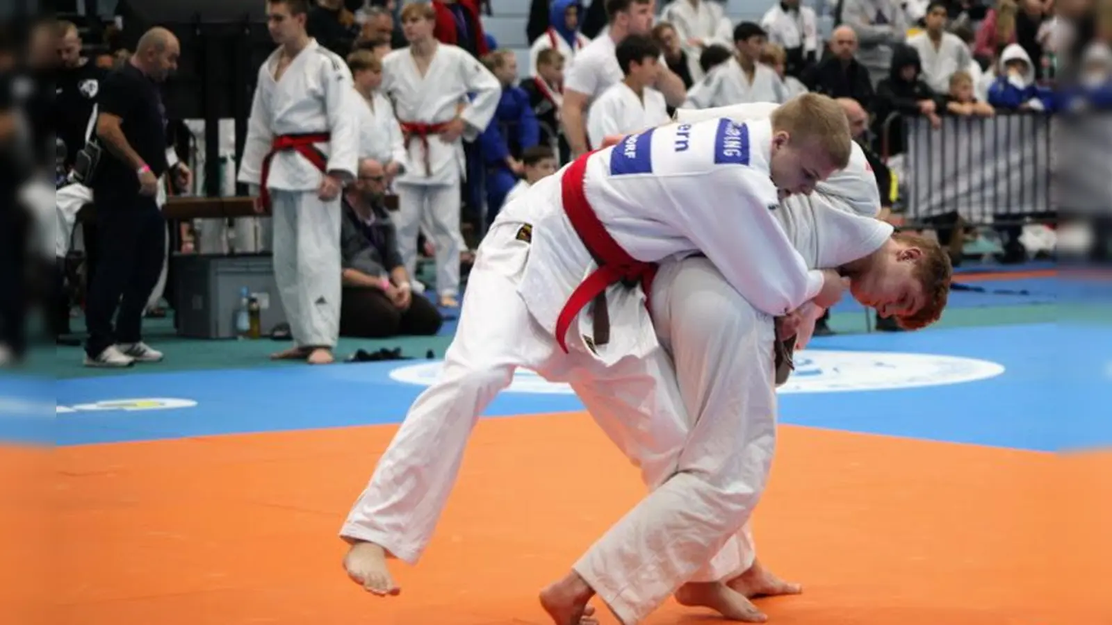 Der Ansbacher Samuel Bischoff (rechts) setzt Jonas Scharping zu einem Hüftwurf an. (Foto: Jörg Bischoff)