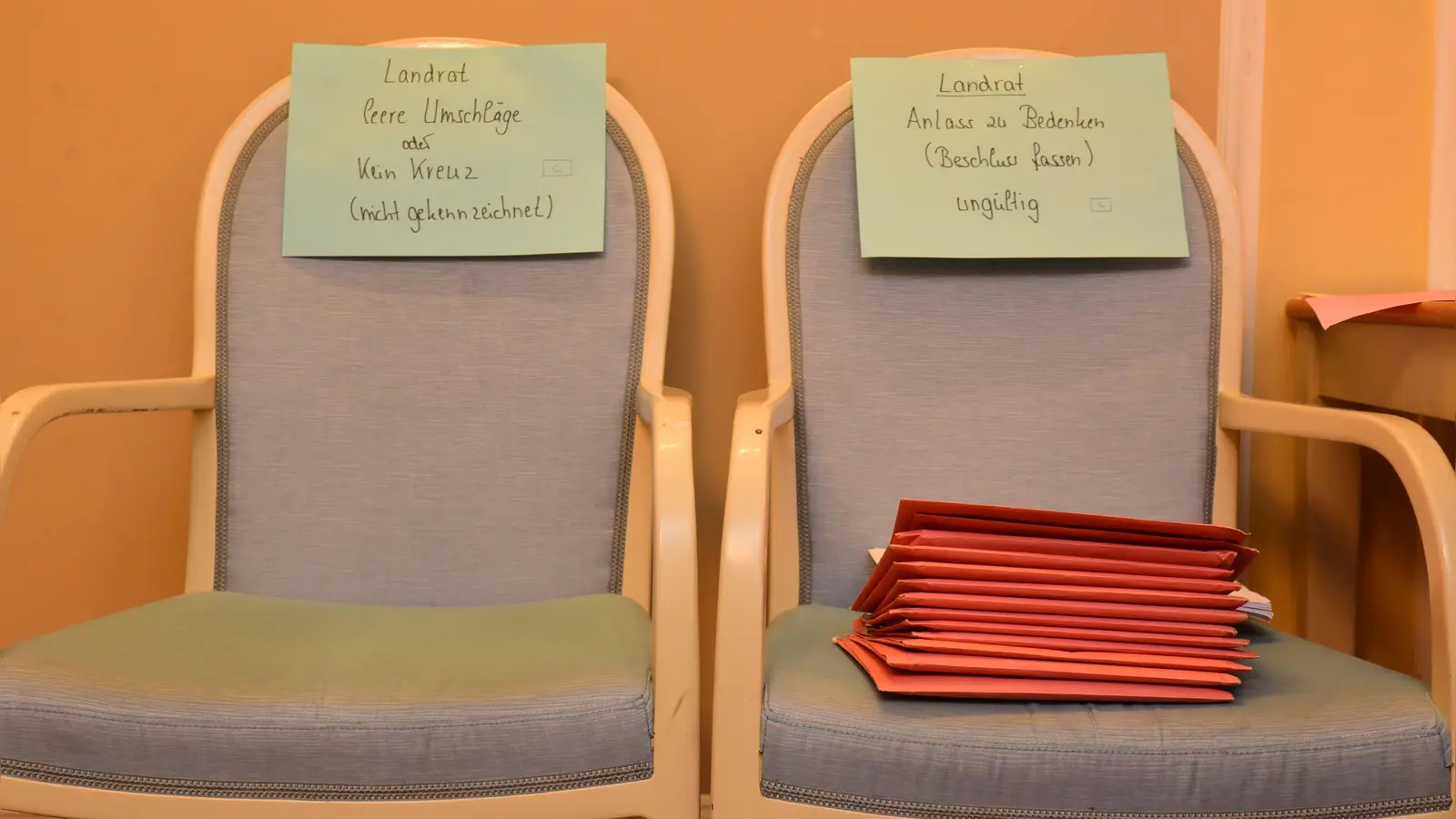 Leere Umschläge bei der Briefwahl und Stimmzettel die Grund zu Bedenken gaben: Im Zweifel mussten die Wahlhelfenden den Willen der Wählerinnen und Wähler ermitteln. (Foto: Irmeli Pohl)