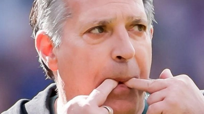 Der neue Preußen-Trainer Alois Schwartz bei seinem Pflichtspieldebüt in Kiel. (Foto: Philipp Szyza/dpa)