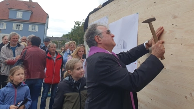 Dekan Jörg Dittmar hier beim symbolischen Nagel-in-die-Wand-Schlagen für das Bad Windsheimer Gemeindehaus.  (Foto: Anna Franck)