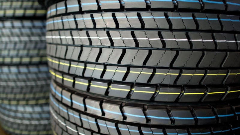 Das Kartellamt wirft drei Unternehmen vor, die Preisbildung beim Vertrieb von Reifen der Marken Maxxis und CST auf dem deutschen Reifengroßhandelsmarkt eingeschränkt zu haben. (Symbolbild)  (Foto: Julian Stratenschulte/dpa)