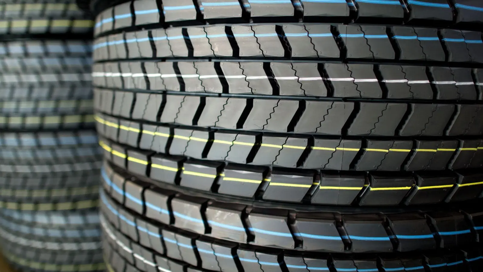 Das Kartellamt wirft drei Unternehmen vor, die Preisbildung beim Vertrieb von Reifen der Marken Maxxis und CST auf dem deutschen Reifengroßhandelsmarkt eingeschränkt zu haben. (Symbolbild)  (Foto: Julian Stratenschulte/dpa)