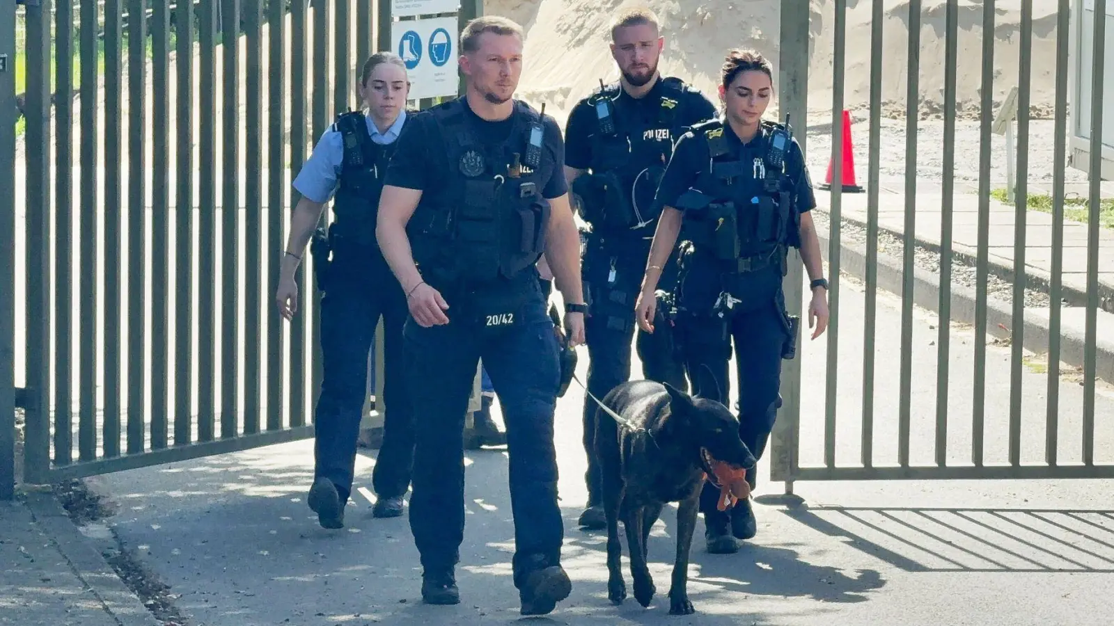 Der Einsatz dauerte viele Stunden.  (Foto: --/Blaulicht-Solingen/dpa)