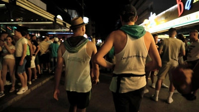 Vorwiegend junge Leute gehen durch die Schinkenstraße im Party-Viertel Ballermann auf Mallorca. (Foto: Clara Margais/dpa)