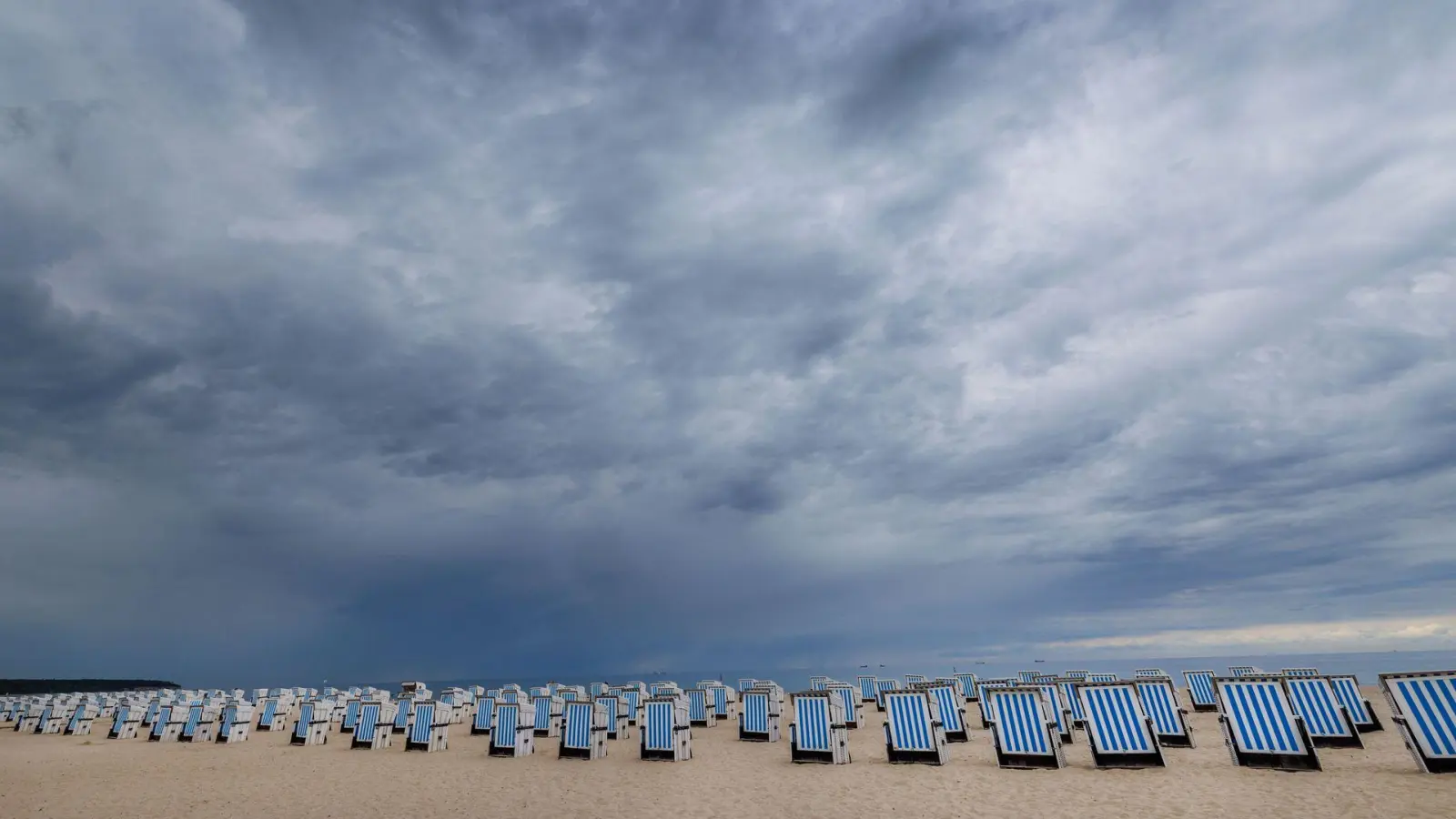 Im Norden und Nordwesten zeigen am Donnerstag sich viele Wolken am Himmel und gebietsweise fällt schauerartiger Regen (Foto: Jens Büttner/dpa)