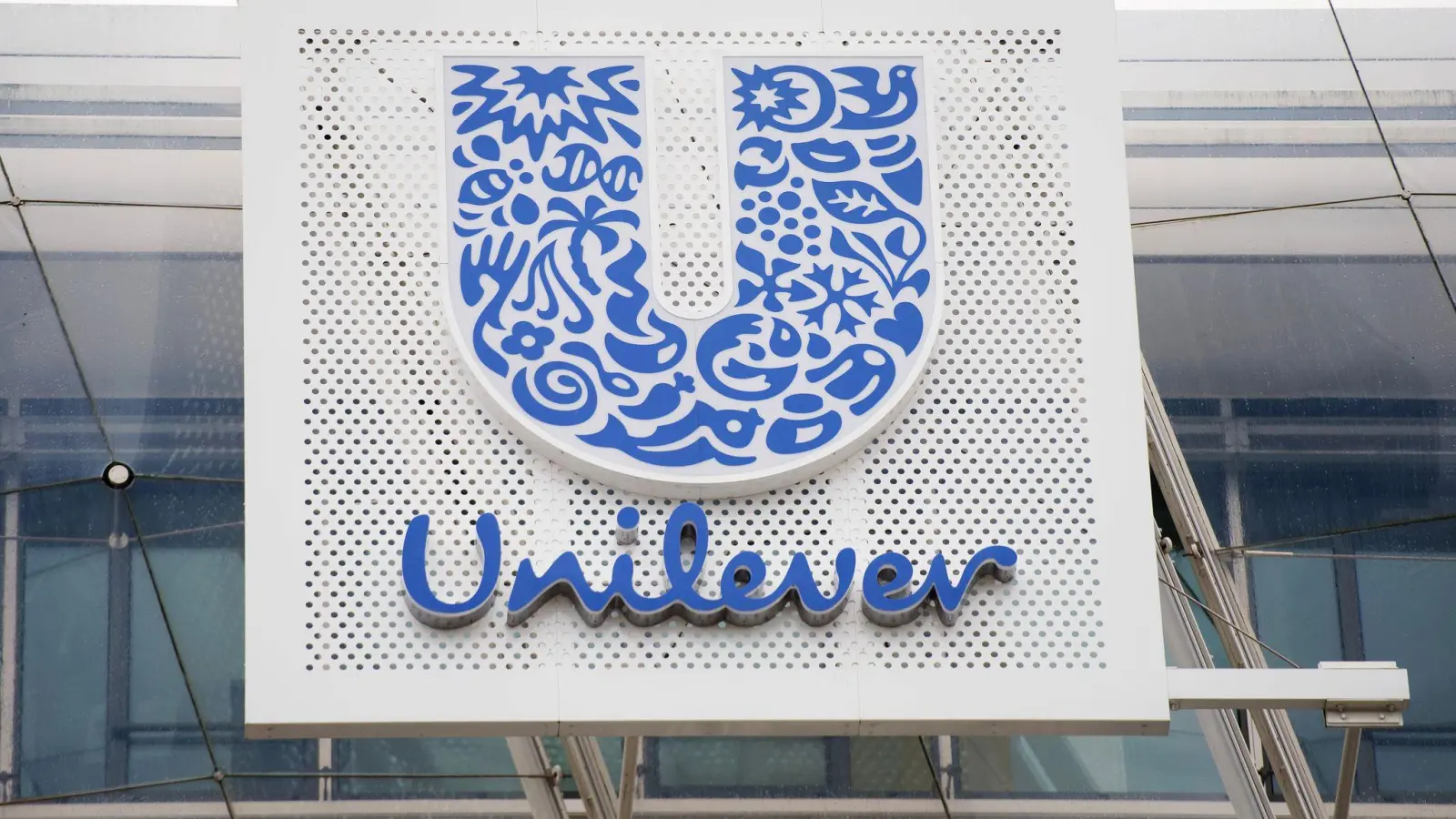 Unilever hat einen vorübergehenden Einstellungsstopp verhängt.  (Foto: Daniel Reinhardt/dpa)