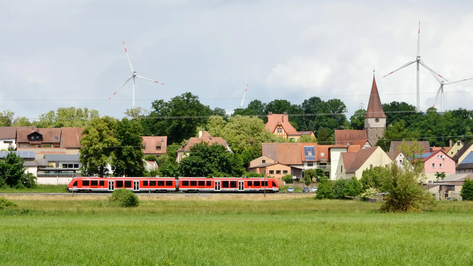 Die Zenngrundbahn (hier bei Laubendorf) gilt in Mittelfranken als Kandidat für eine Elektrifizierung. Laut Koalitionsvertrag sollen in Bayern mehr Strecken verstromt werden. (Foto: Johannes Hirschlach)