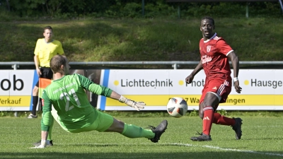 Der zweifache Torschütze Oumar Dieng (rechts) lässt hier dem Dinkelsbühler Torwart Philipp Neuberger keine Chance, der Endstand im Heimspiel gegen den ASV Zirndorf lautete 0:5. (Foto: Martin Rügner)