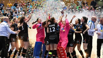 Das deutsche Team jubelt bei der Preisverleihung der Europameisterschaft. (Foto: Sebastian Christoph Gollnow/dpa)