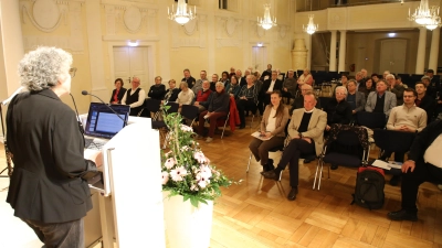 Die Leiterin der Recherche- und Informationsstelle Antisemitismus Bayern (RIAS), Dr. Annette Seidel-Arpaci, hat in der Karlshalle das Jahr für christlich-jüdische Zusammenarbeit eröffnet. (Foto: Alexander Biernoth)