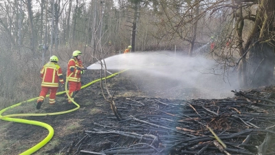 Mit fünf C-Rohren bekämpften die Brandschützer das Feuer von zwei Seiten her. Das Wasser lieferten dazu Tanklöschfahrzeuge im Pendelverkehr (Foto: Kreisfeuerwehrverband Neustadt/Rainer Weiskirchen)