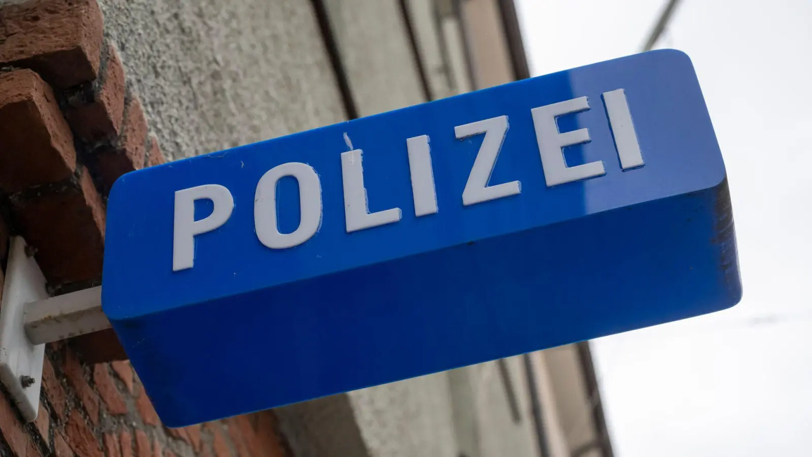 Die Polizei bittet Besucher des Museums um Hinweise zu dem Unbekannten, der sich auf das geflochtene Motorrad setzte. (Symbolbild) (Foto: Peter Kneffel/dpa)