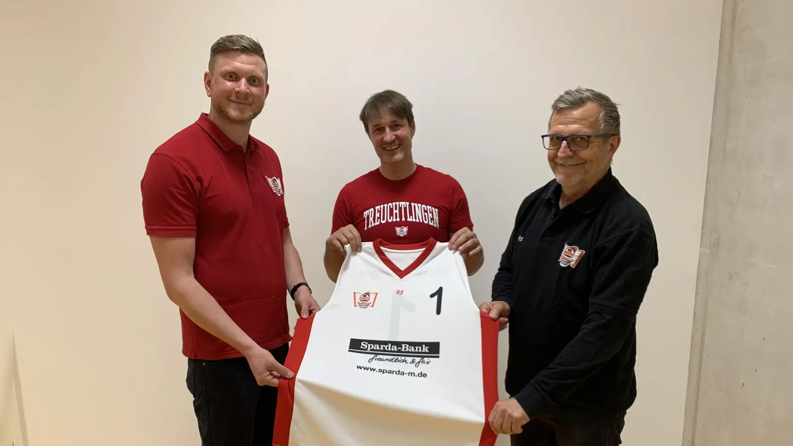 Nun im Treuchtlinger Trikot: Goran Petrovic (Mitte), flankiert von Stefan Schmoll (links) und Josef Ferschl. (Foto: Uwe Mühling)