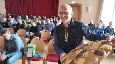 Dr. Konstantin Josek ist während seiner offiziellen Verabschiedung von seinem Team und den Bewohnern der Dorfgemeinschaft reich beschenkt worden. (Foto: Nina Daebel)