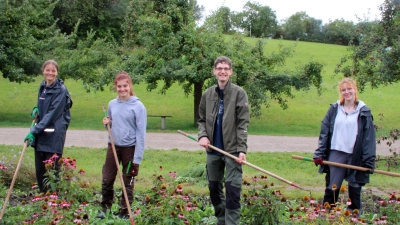 Ihr Freiwilliges Ökologisches Jahr im Gartenbau absolvieren bei den Gärtnern im Fränkischen Freilandmuseum (von links) Michelle Wolf, Ida Heisner, Kilian Kunert und Marie Kühnl. (Foto: Christine Berger/Fränkisches Freilandmuseum)
