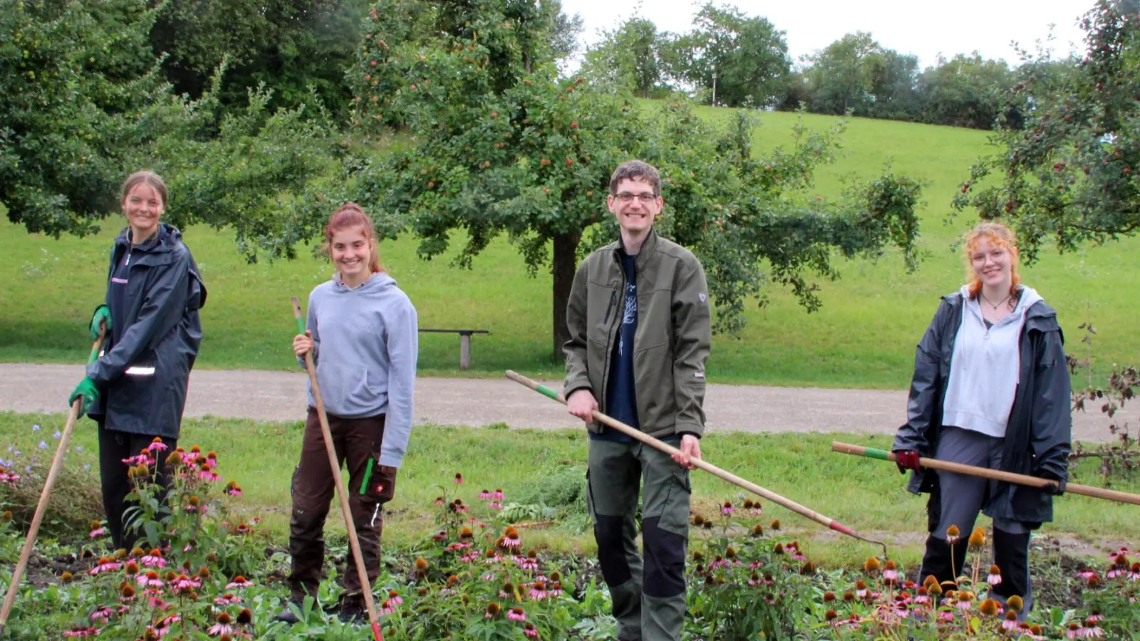 Ihr Freiwilliges Ökologisches Jahr im Gartenbau absolvieren bei den Gärtnern im Fränkischen Freilandmuseum (von links) Michelle Wolf, Ida Heisner, Kilian Kunert und Marie Kühnl. (Foto: Christine Berger/Fränkisches Freilandmuseum)