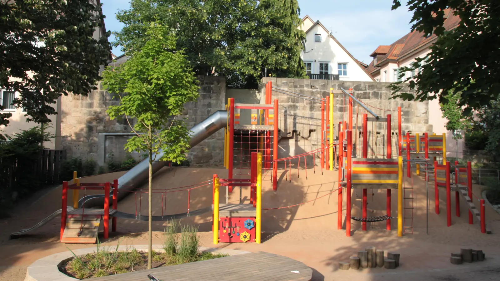 Der Spielplatz im Stadtgraben ist nun wieder nutzbar. Das Kletter- und Rutschengerüst war einige Zeit gesperrt, weil am Auslauf der Rutsche ein neuer Belag eingebaut wurde. (Foto: Robert Maurer)