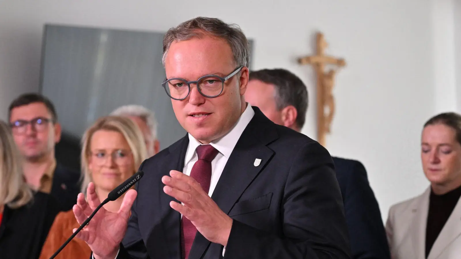 Thüringens Regierungschef Mario Voigt akzeptiert den Entzug seines Doktortitels.  (Foto: Martin Schutt/dpa)