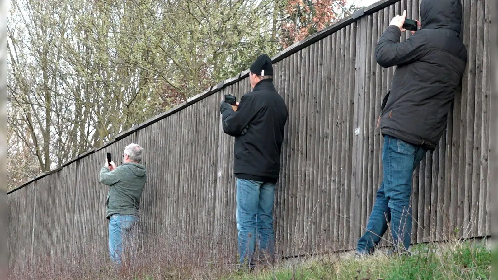 An Unfallstellen mit dem Handy draufhalten und filmen - ein Ärgernis für die Retter. (Symbolbild) (Foto: Alexander Auer/dpa)
