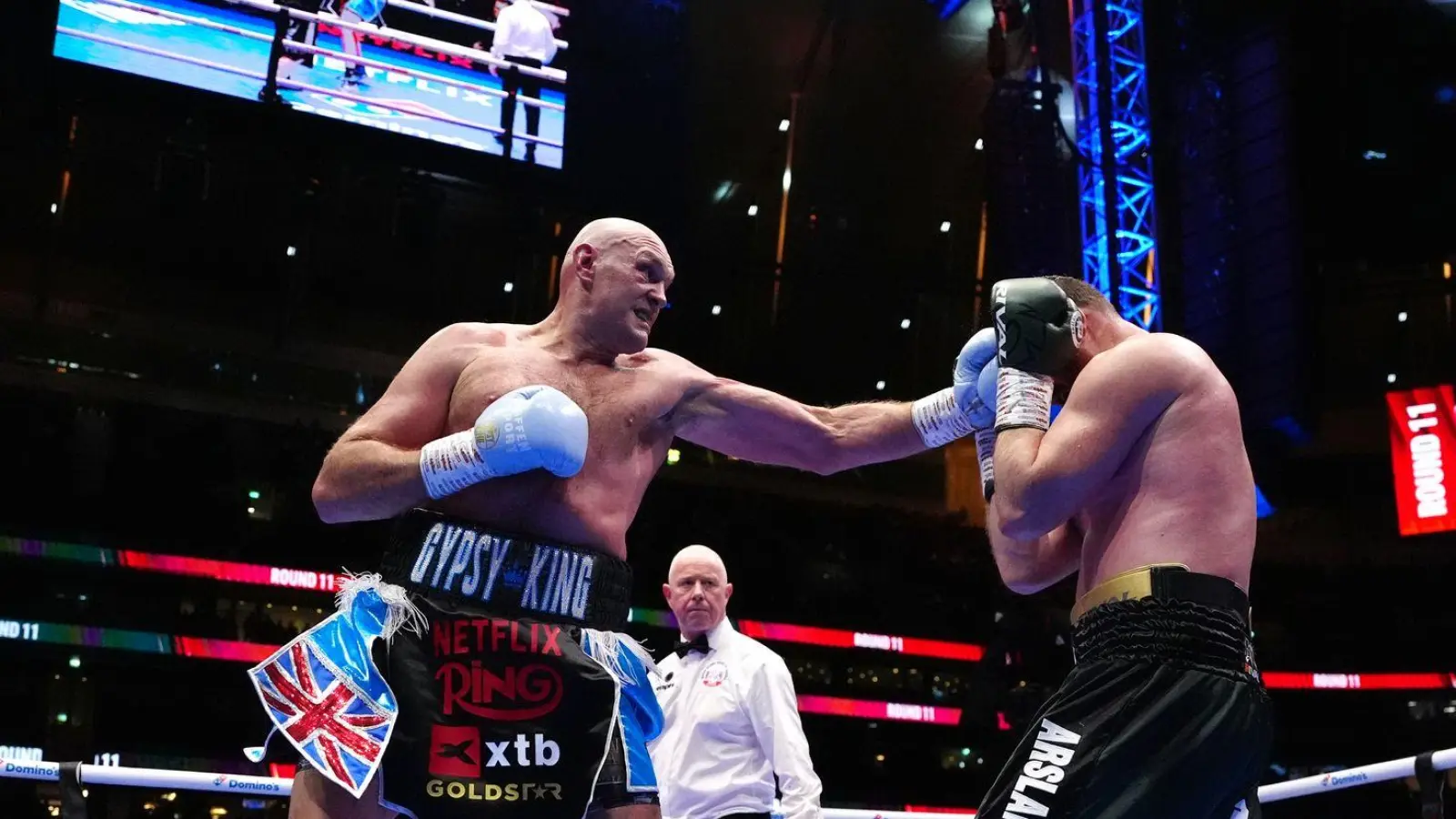 Ungefährdeter Sieg: Tyson Fury (l) im Ring gegen Arslanbek Machmudow. (Foto: Bradley Collyer/PA Wire/dpa)