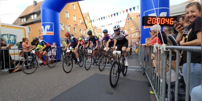 Das 12. Altstadtrennen ist gestartet. 46 Teams sind am Start. Jeder der sieben Fahrer im Team macht 15 Minuten, dann wird am Kirchweihplatz der Transponder gewechselt zum nächsten Sportler. (Foto: Wolfgang Grebenhof)