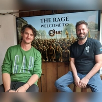 Denis Stierhof (links) und Tobias Weinmann bewirteten die Filmcrew von The Uprising in der Bad Windsheimer S-Bar. (Foto: Katrin Merklein)