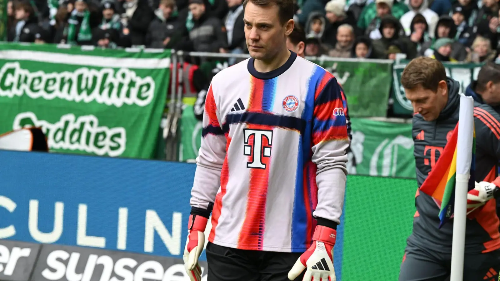 Manuel Neuer, hier beim Aufwärmen in Bremen, fällt mit einer Wadenverletzung aus. (Foto: Carmen Jaspersen/dpa)