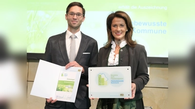 Bürgermeister Manuel Döhler erhält das Gütesiegel von Landwirtschaftsministerin Michaela Kaniber. (Foto: Pia Regnet/StMELF)