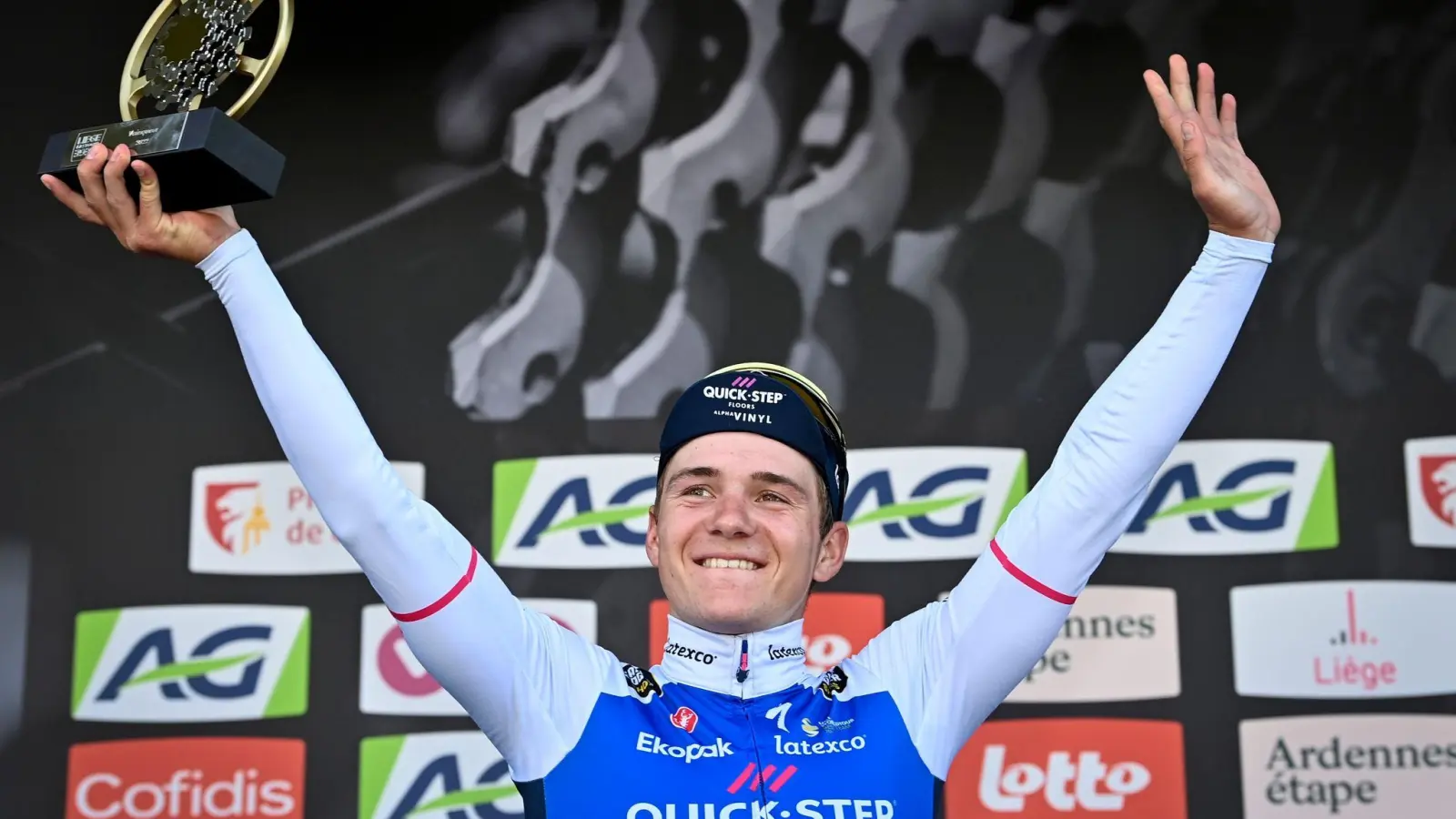 Remco Evenepoel aus Belgien vom Team Quick-Step Alpha Vinyl feiert seinen Sieg auf dem Podium. (Foto: Eric Lalmand/BELGA/dpa)