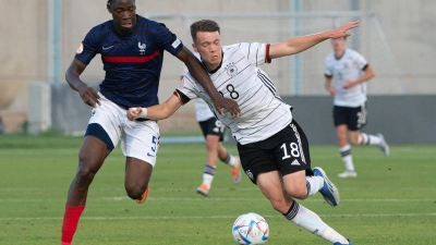 Wechselt zu RB Leipzig: El Chadaille Bitshiabu (l). (Foto: Berney Ardov/dpa)