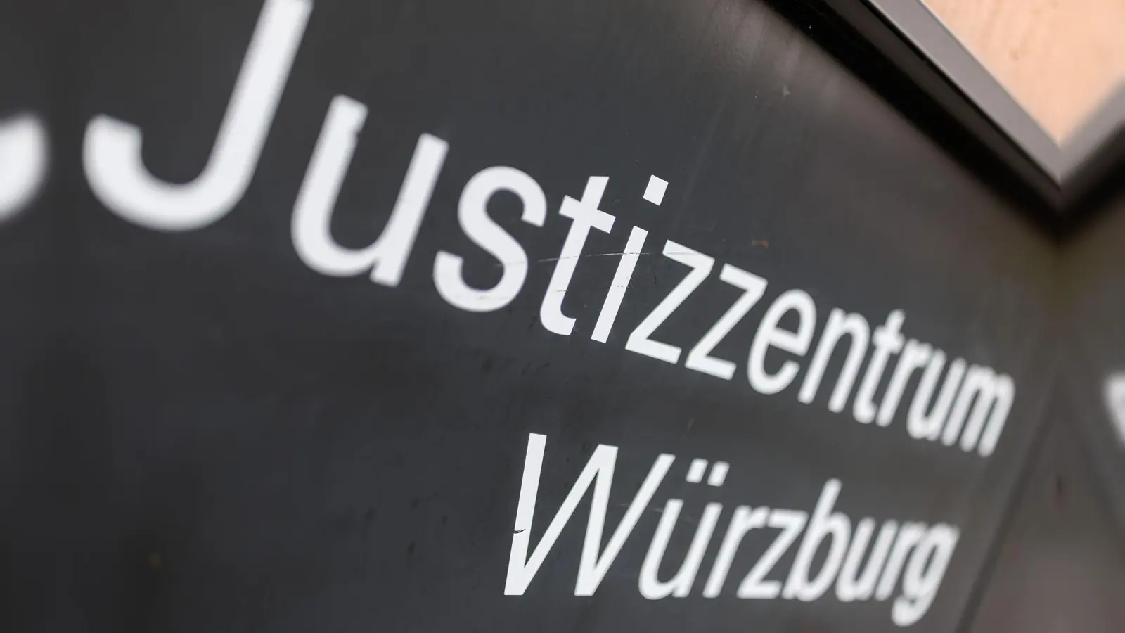 Der Angeklagte soll aus Eifersucht gehandelt haben. (Symbolfoto)  (Foto: Daniel Karmann/dpa)