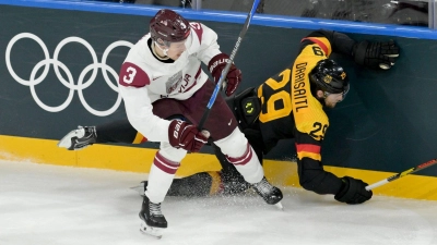 Alberts Smits (l) wechselt nach München. (Archivbild) (Foto: Peter Kneffel/dpa)